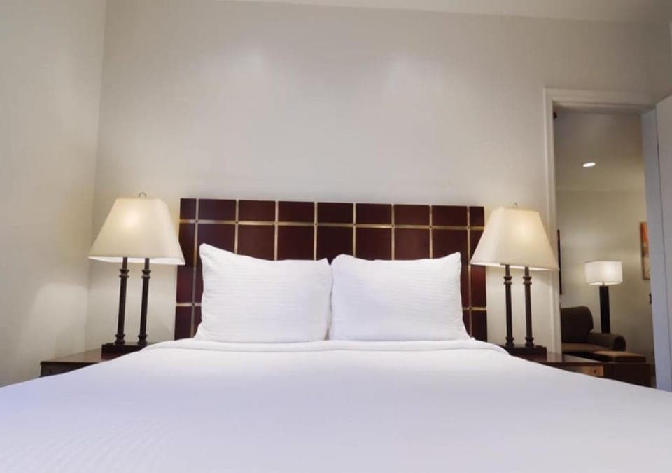 Unit with 1 King size bed. Exact unit will be assigned upon arrival. Views, colors, and decor may vary.