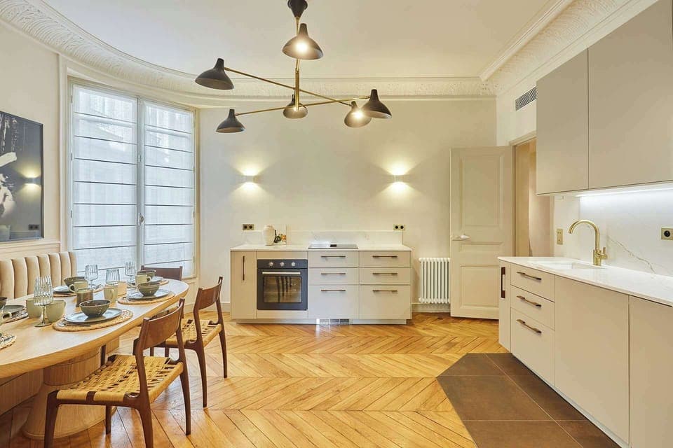 Cuisine entièrement équipée avec espace repas