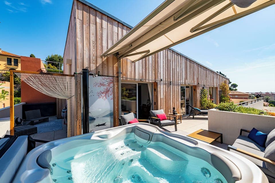 Outdoor spa tub