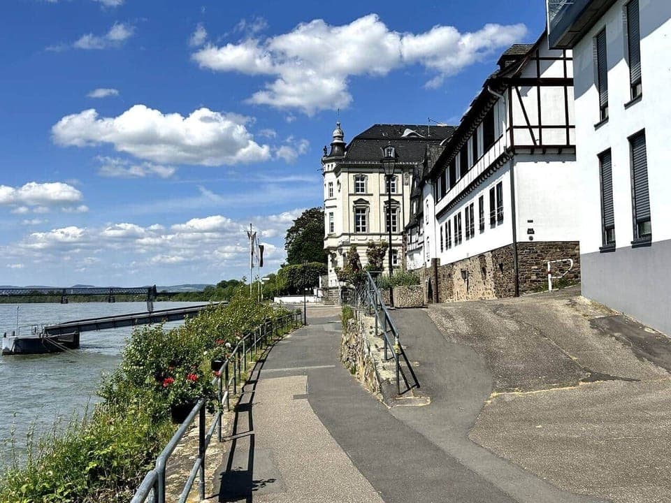 Die direkt angrenzende Rheinpromenade lädt zum Wandern, Radeln oder einfach Entspannen ein