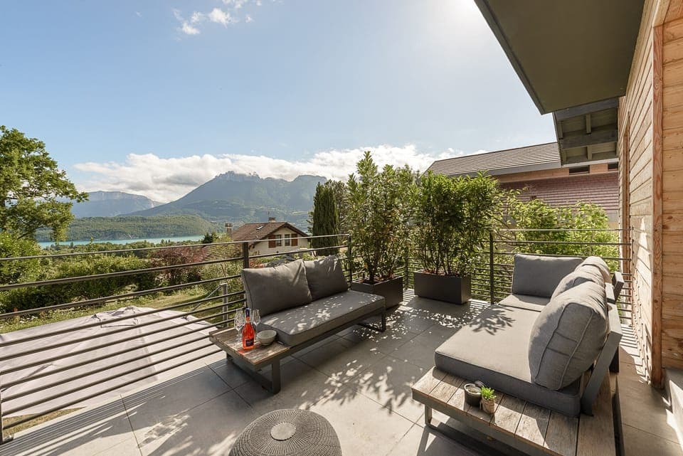 538sqf hanging terrace with garden lounge and panoramic views of the lake and mountains
