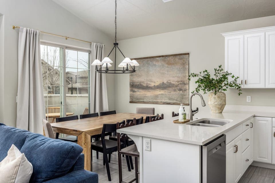 Indoor & Outdoor Dining