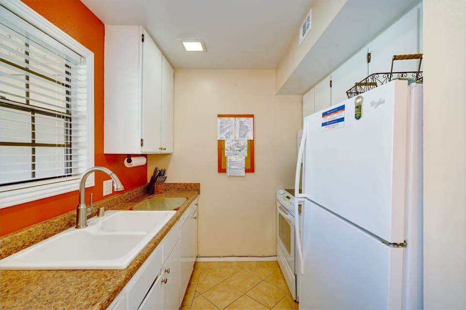 Step into a chef's paradise with this well-appointed kitchen. Featuring fulll size appliances & ample cabinet space, it's the perfect space to cook & gather with family & friends, creating delicious memories!