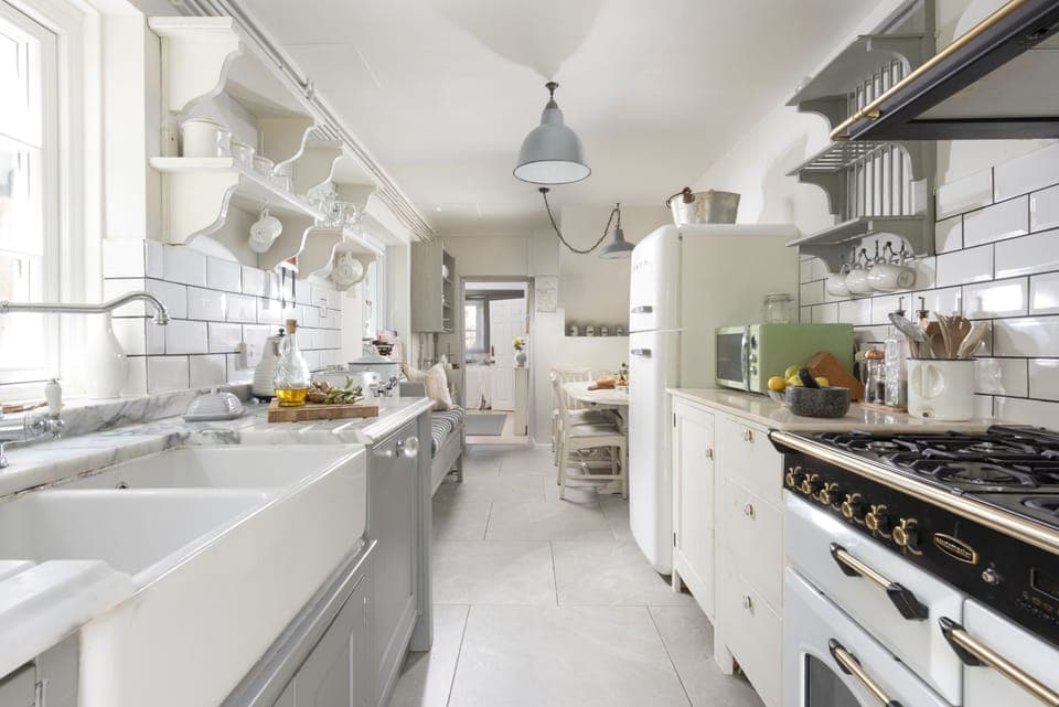 Well equipped kitchen with range cooker,  Delonghi Dolce Gusto, Dishwasher and Smeg fridge/freezer - Almond Cottage