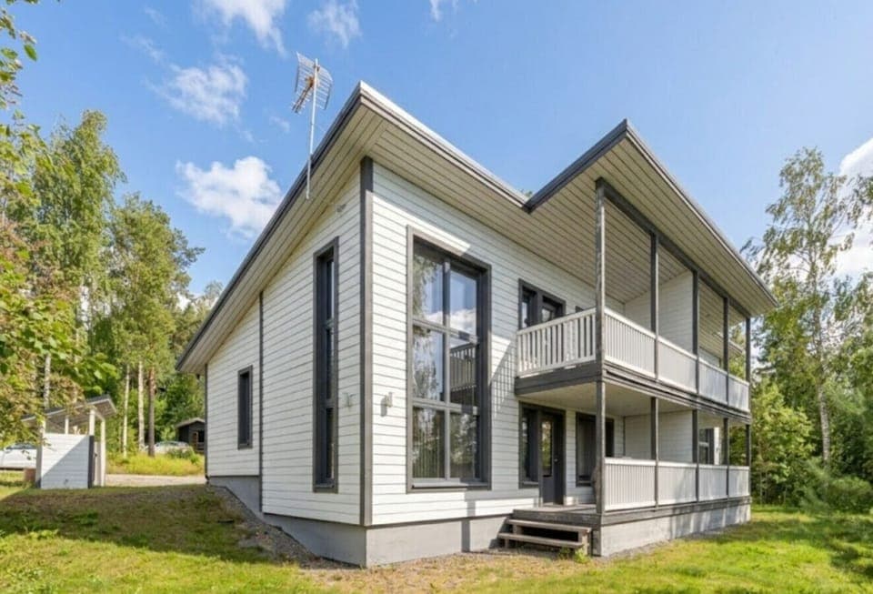 This modern cabin is located in the top of Riihivuori and next to the ski slopes.