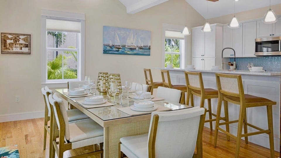 The dining table seats 6 comfortably...