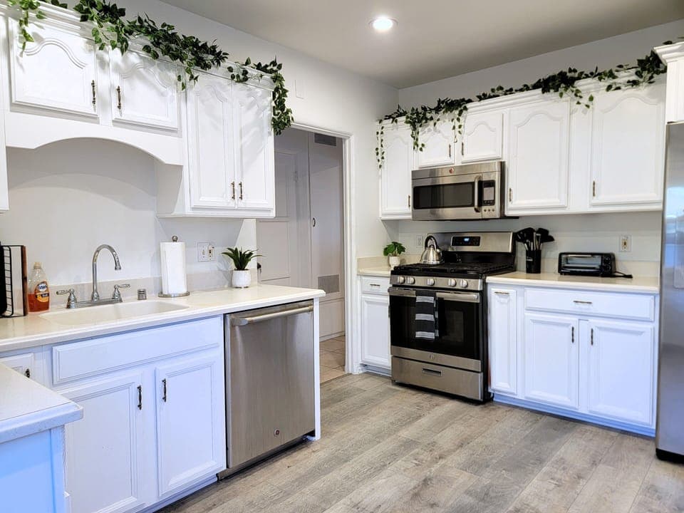 FULL KITCHEN