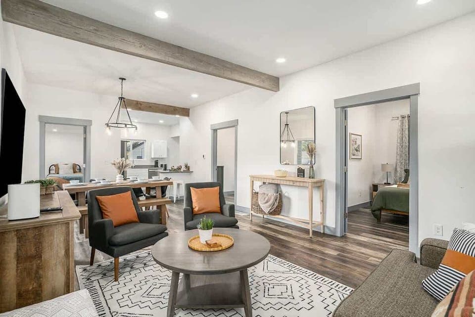 Living room w/ pull out sofa bed