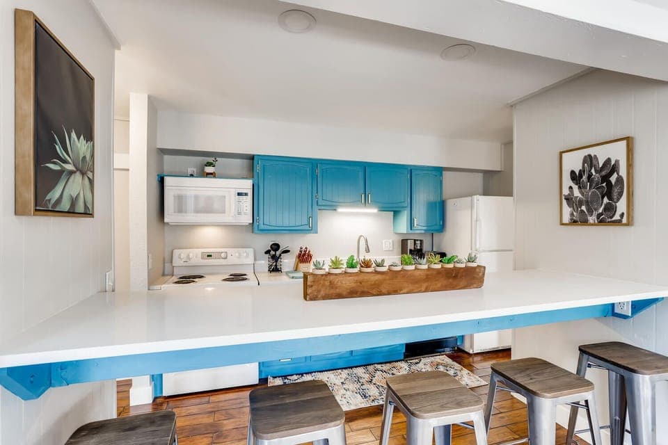 Ample bar style seeing at the quart passthrough counter. 