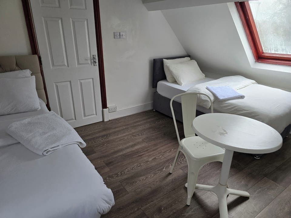 Ensuite with double bed and a single bed. Lovely room for the boss!