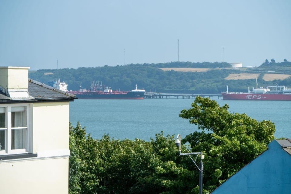 Skyfall - 2 Bedroom Apartment - Milford Haven (26277)