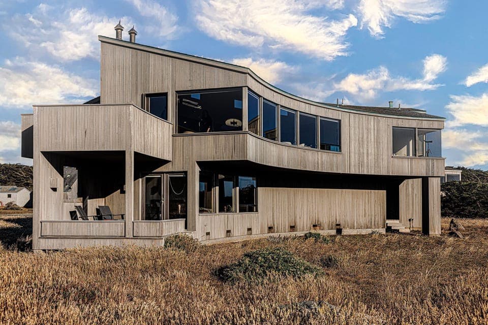 Stunning Architecture Overlooking the Pacific Ocean! 