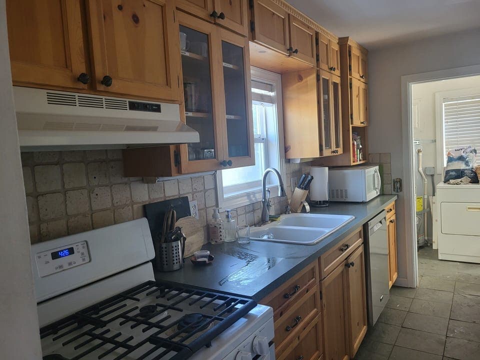 Well-equipped Kitchen with Gas Stove, dishwasher, and coffee bar.