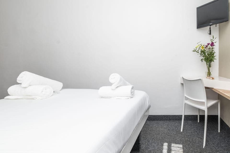 Metropole Green Point -Private Room 2nd Floor Stay (24066)