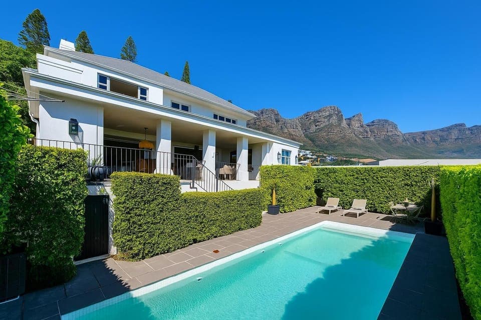 Camps Bay Luxury Family Retreat – Lush & Stylish (33176)