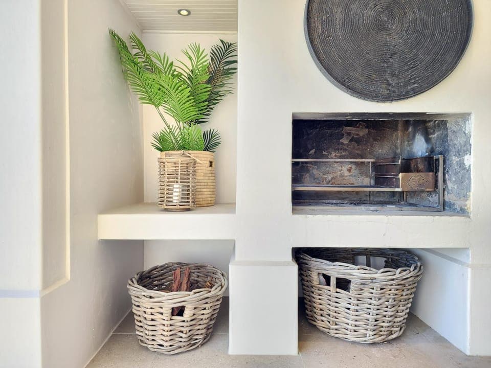 Camps Bay Luxury Family Retreat – Lush & Stylish (33148)