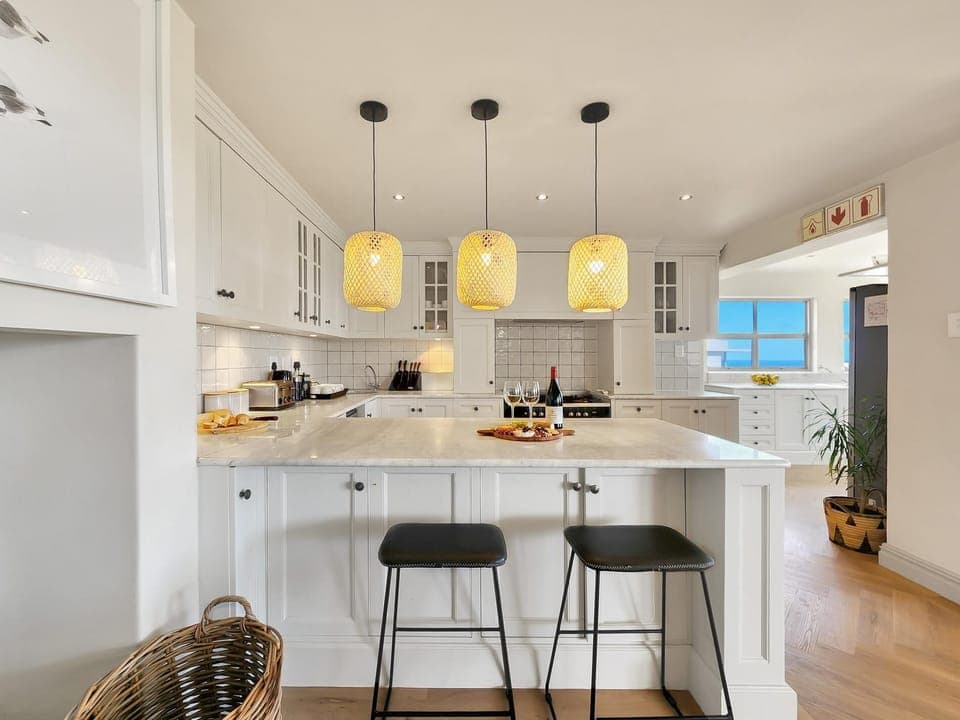 Camps Bay Luxury Family Retreat – Lush & Stylish (33120)