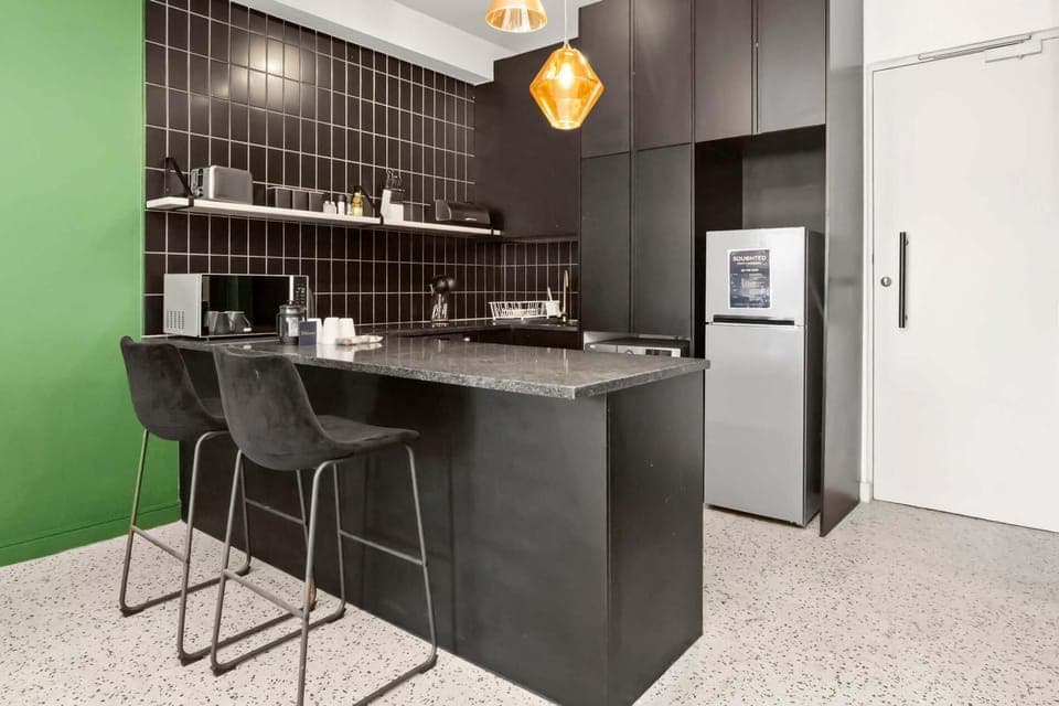 The Duke 2-Bedroom Gem with Rooftop Pool (21563)