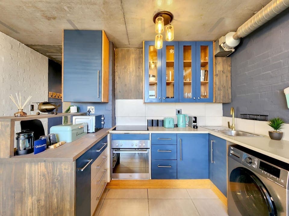 Stylish 1-Bed at The Hub w/ Rooftop Gym & Parking (28065)