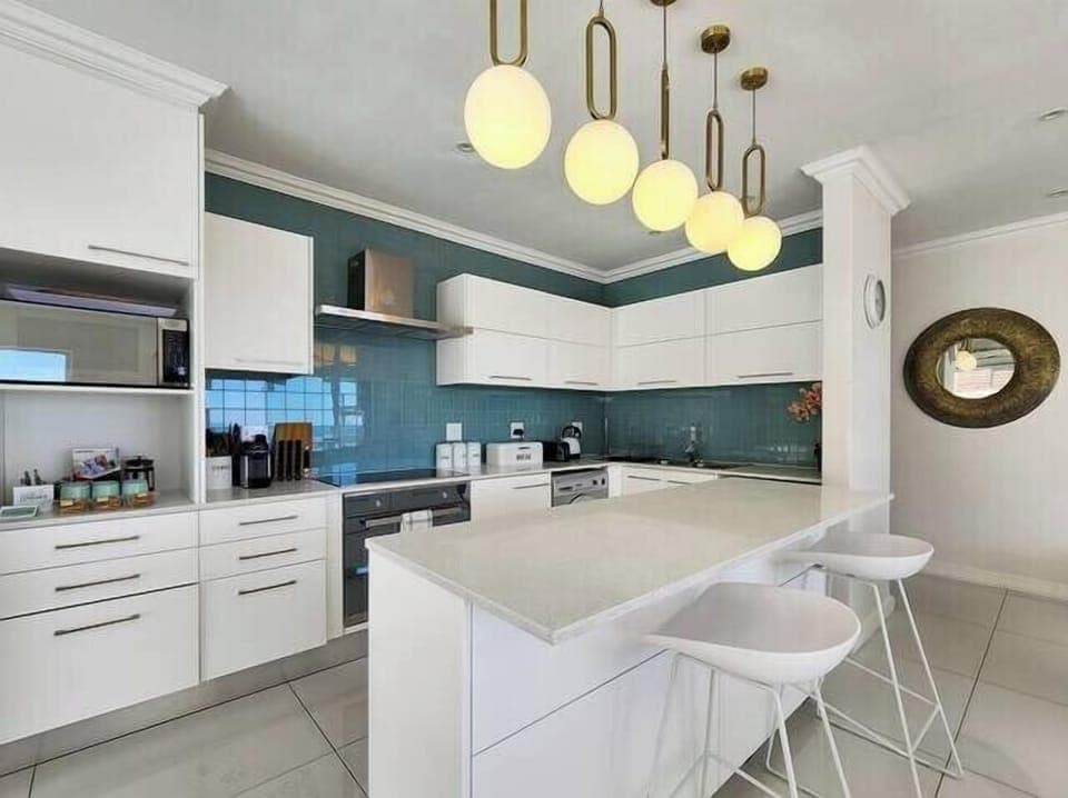 FULLY FITTED KITCHEN