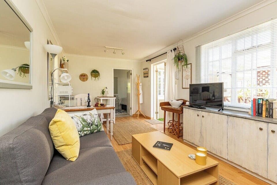 Suburban bliss with Wifi and plunge pool (1474)