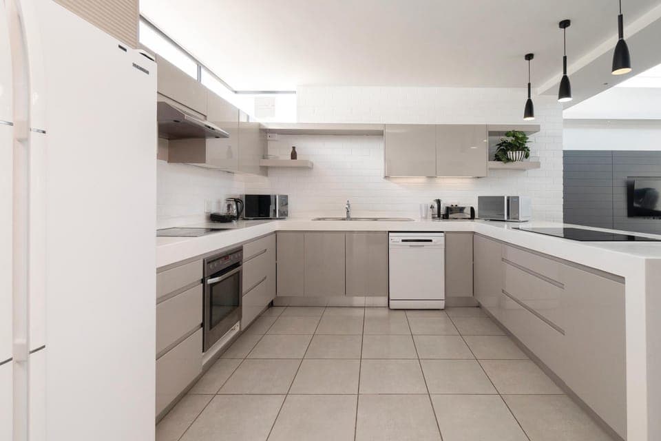 Penthouse Room with Shared Spaces in Metropole (24159)