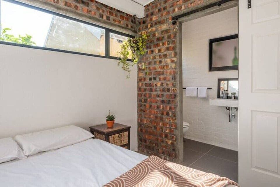 Stylish BoKaap Apartment w Mountain Views (11022)