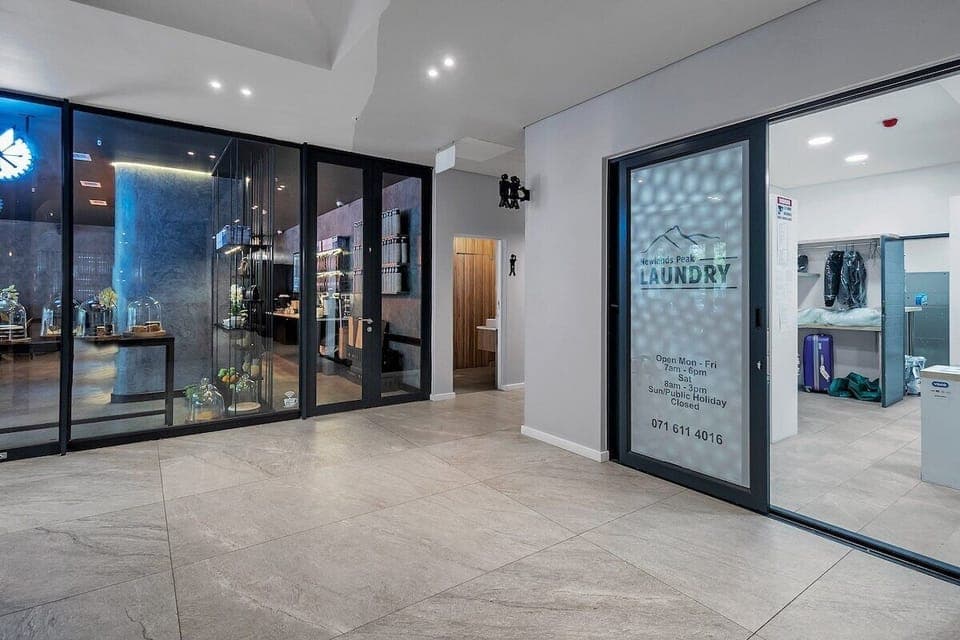 Rooftop with breathtaking views of Table Mountain. (12607)