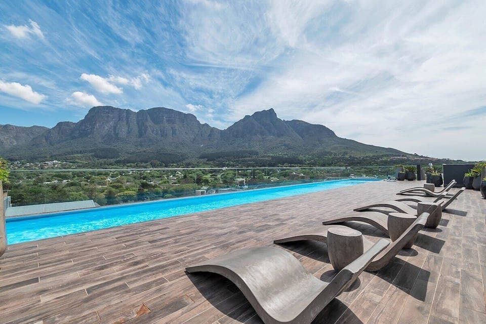 Rooftop with breathtaking views of Table Mountain. (12578)