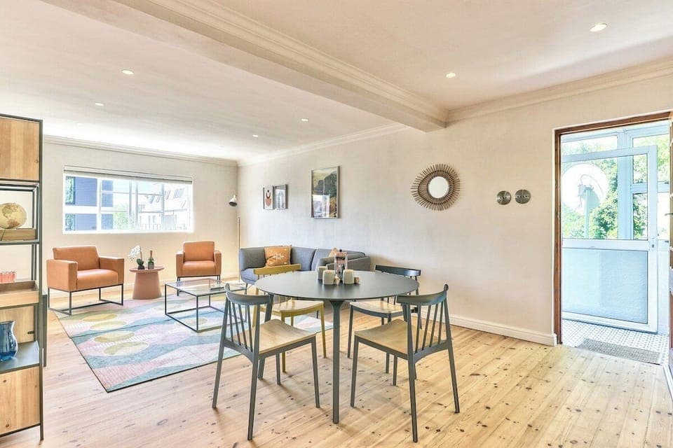 Renovated, art deco couples retreat with views! (8365)