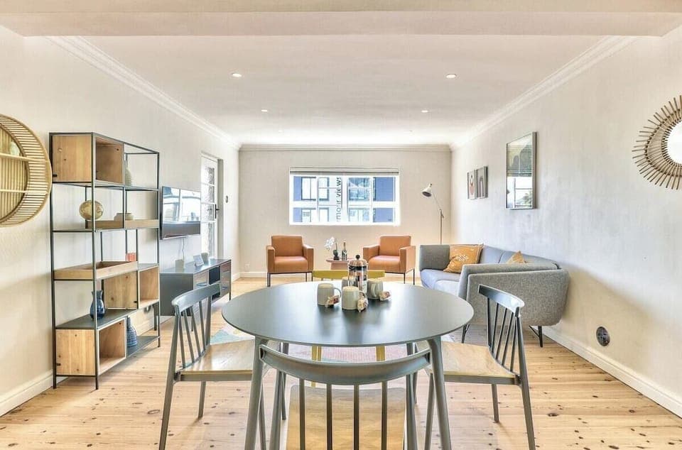 Renovated, art deco couples retreat with views! (8359)