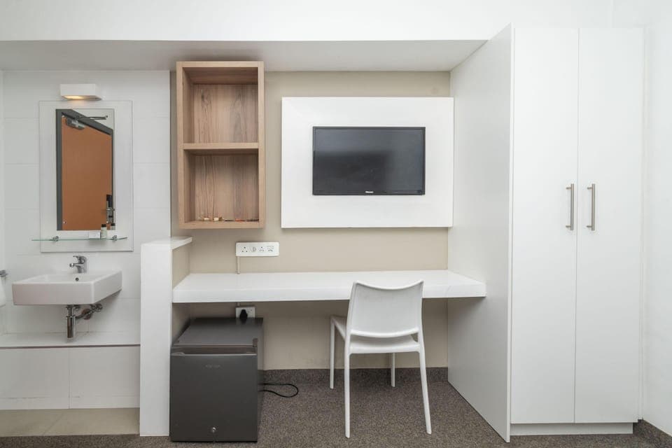 Metropole Cozy Private Room in Shared Living (24333)