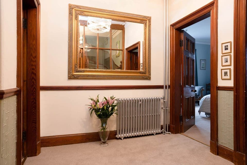 Suidhe Lodge Landing 1 with flowers