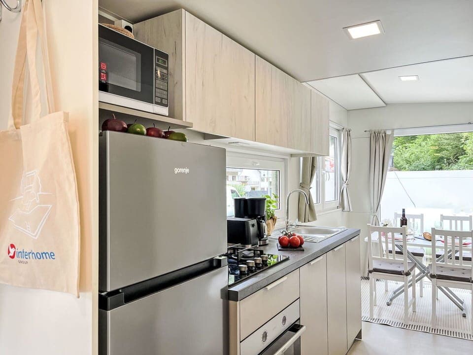 Major Appliance, Kitchen Appliance, Kitchen, Interior Design, Flooring, Home Appliance, Furniture, Floor, Countertop, Room