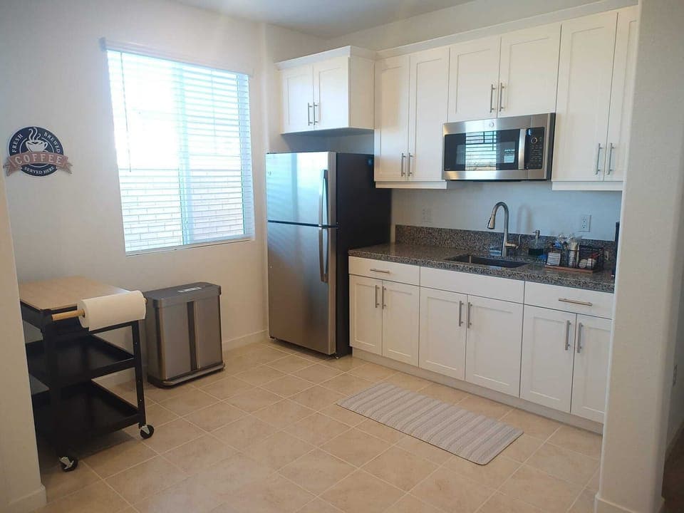 Kitchenette (no stove)