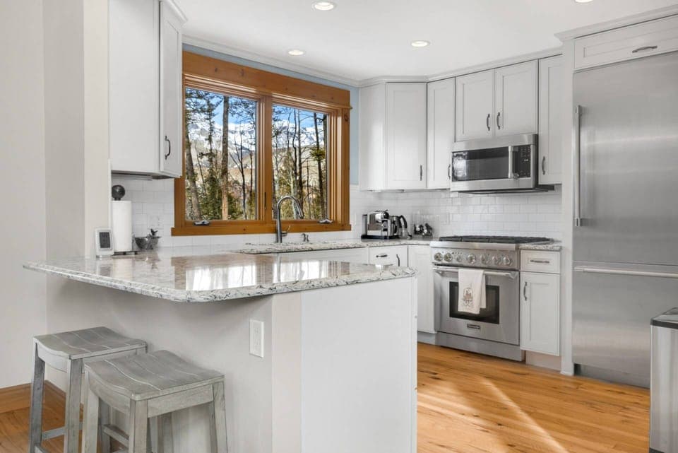 Open Kitchen, Great for Entertaining