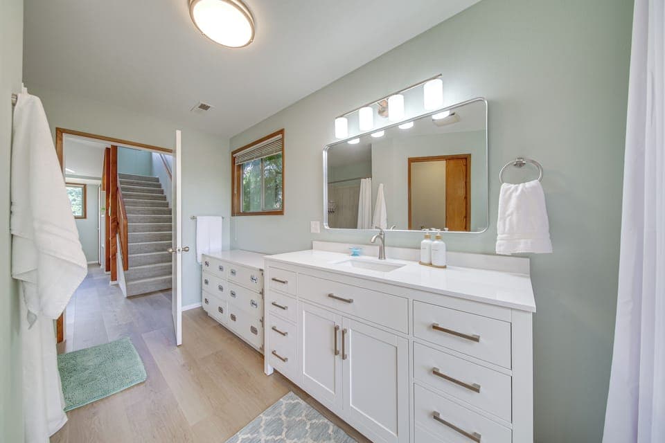 Full Bathroom | Towels Provided | 1st Floor