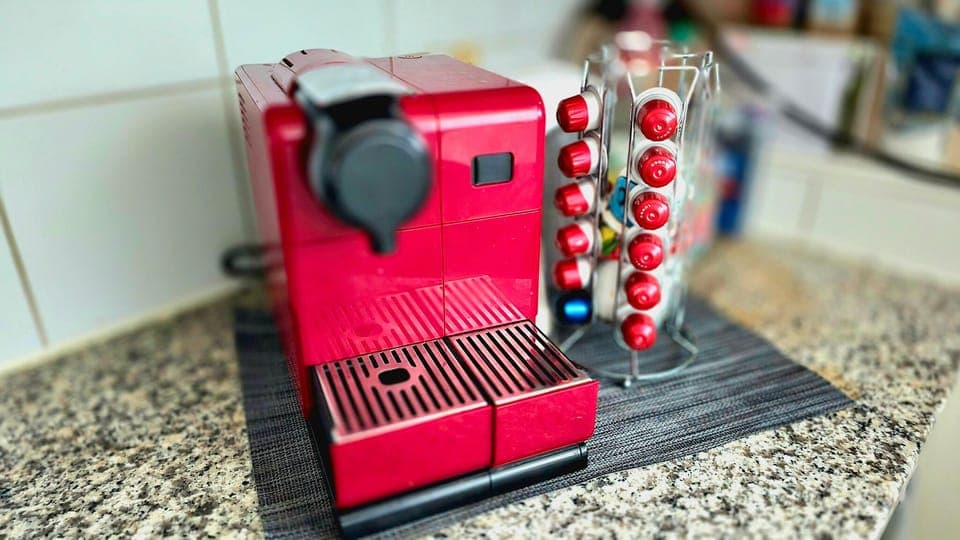 Cozinha compartilhada com área de alimentação.- Máquina de café