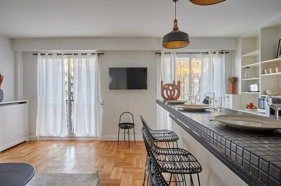 salon avec cuisine américaine équipée