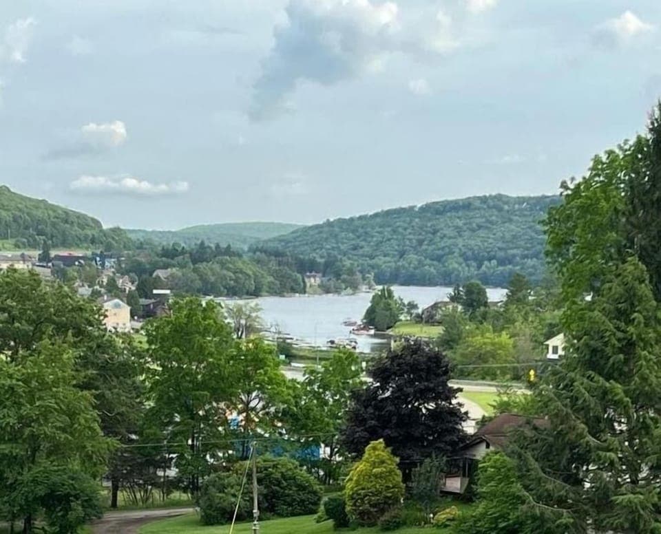 McHenry Vacation Rental | 3BR | 3.5BA | 2,590 Sq Ft | Stairs Required