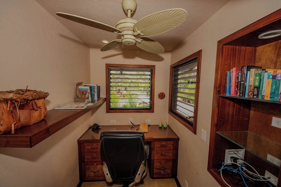 Excellent office area!