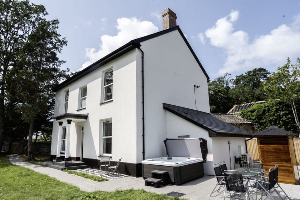 Luxury Outdoor Escape - Large detached home with hot tub, sauna and comfy seating. Perfect for privacy, relaxation and bringing your dog along