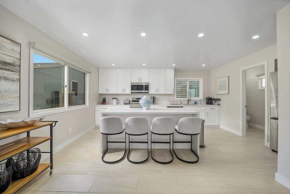 Newly renovated kitchen with Keurig, seating for 4 and all the supplies you need to have a meal before the beach