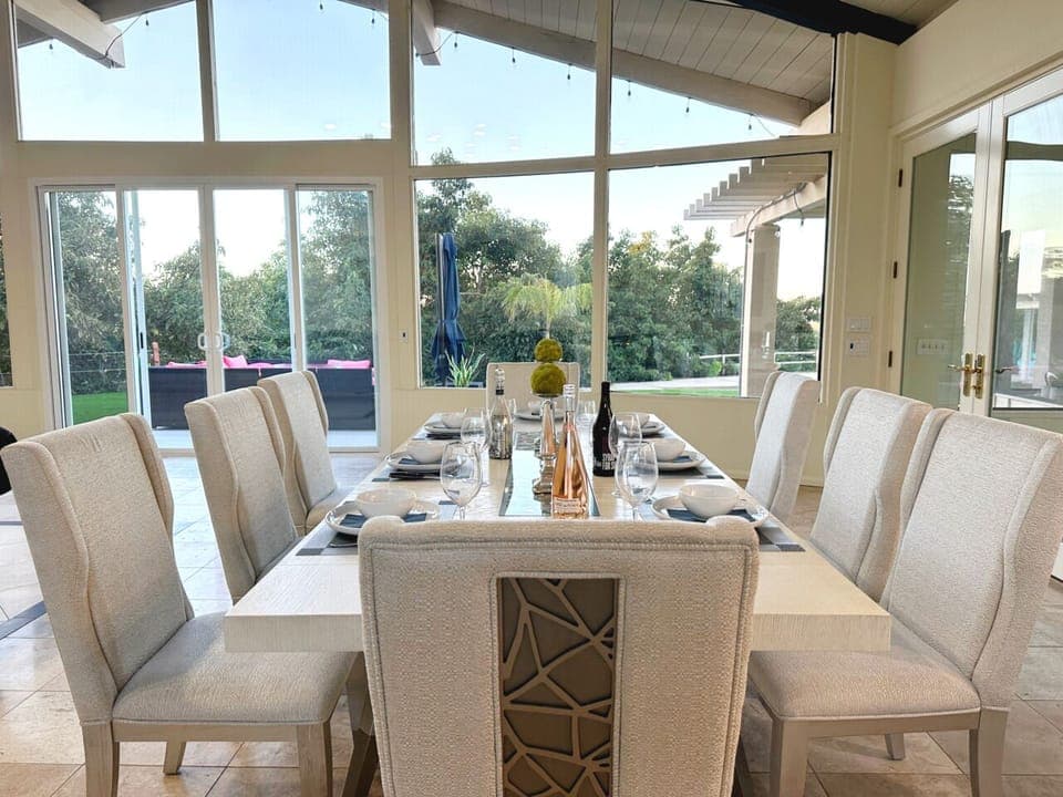 Hilltop Villa: Formal or casual living room dining with a view. (2)