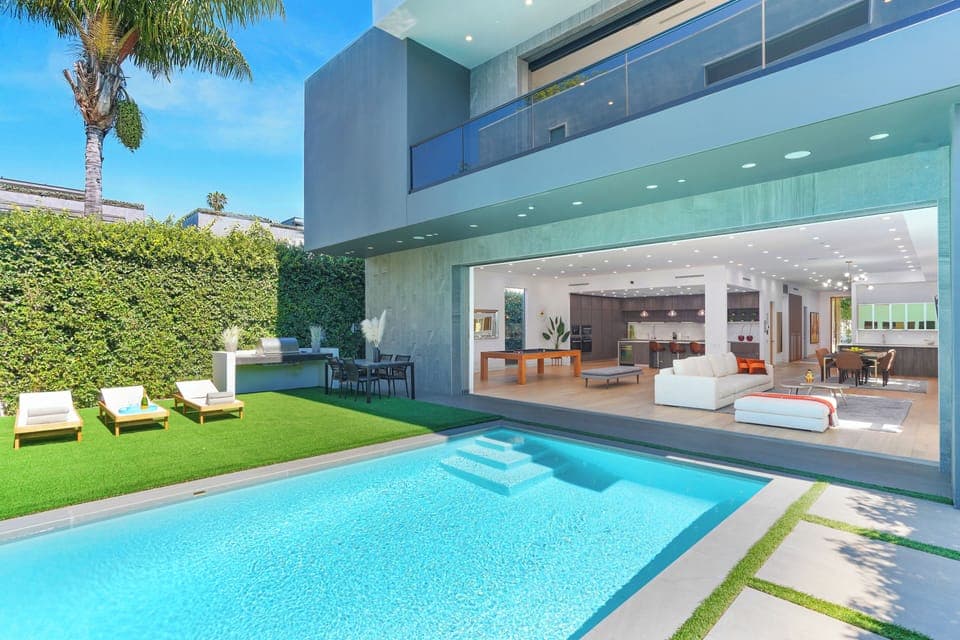 Villa Pasha b:y LuxJB: Gated & hedged for complete privacy.