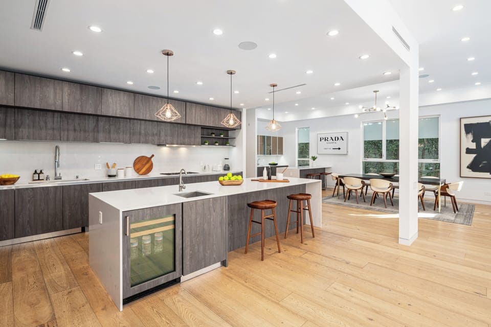 Steps from finest dining and entertainment LA has to offer.
