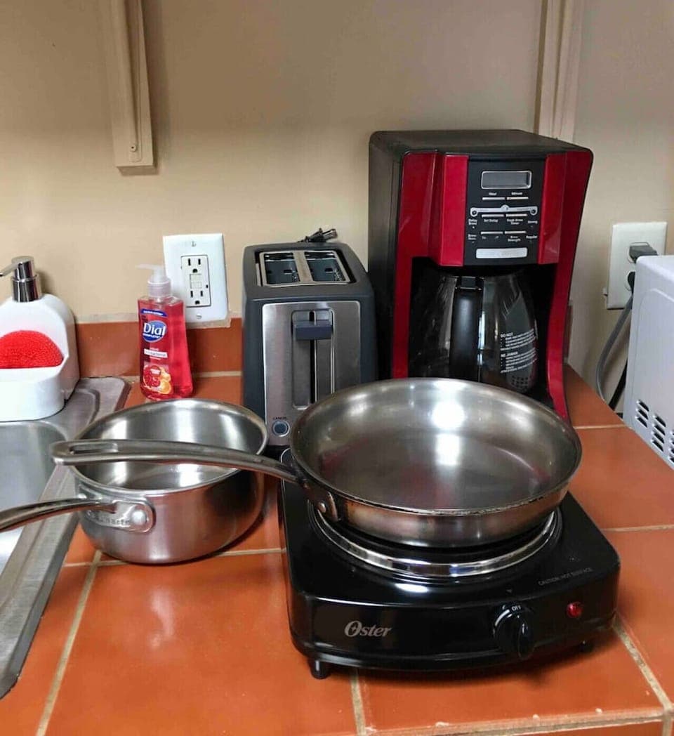 Kitchenette - Hotplate, Pots, Pans, Toaster, Coffee Machine, Microwave and MORE!
