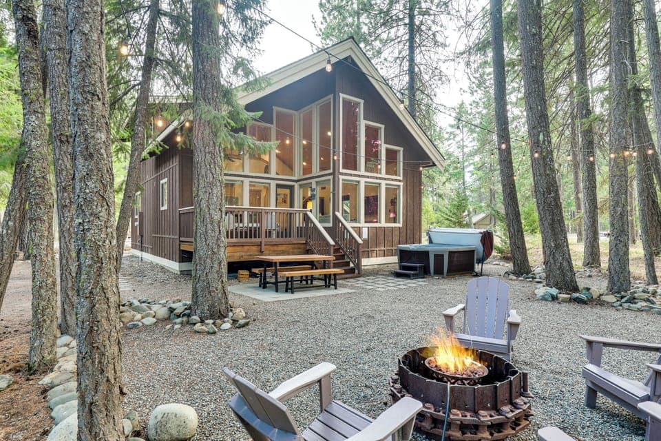 Ronald Vacation Rental | 3BR | 2.5BA | 1,500 Sq Ft | Stairs Required