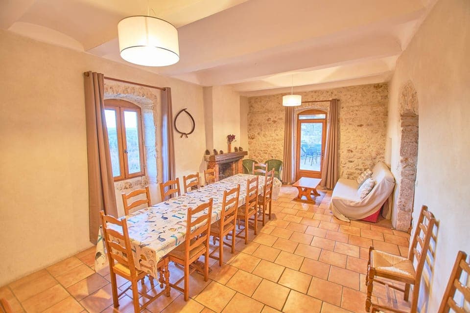 Le séjour avec sa cheminée sera chaleureux en basse saison