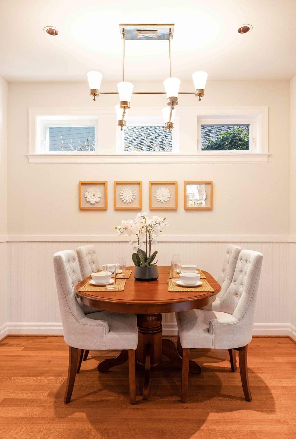 Breakfast with sunlight – a charming dining nook with floral touches and natural light.